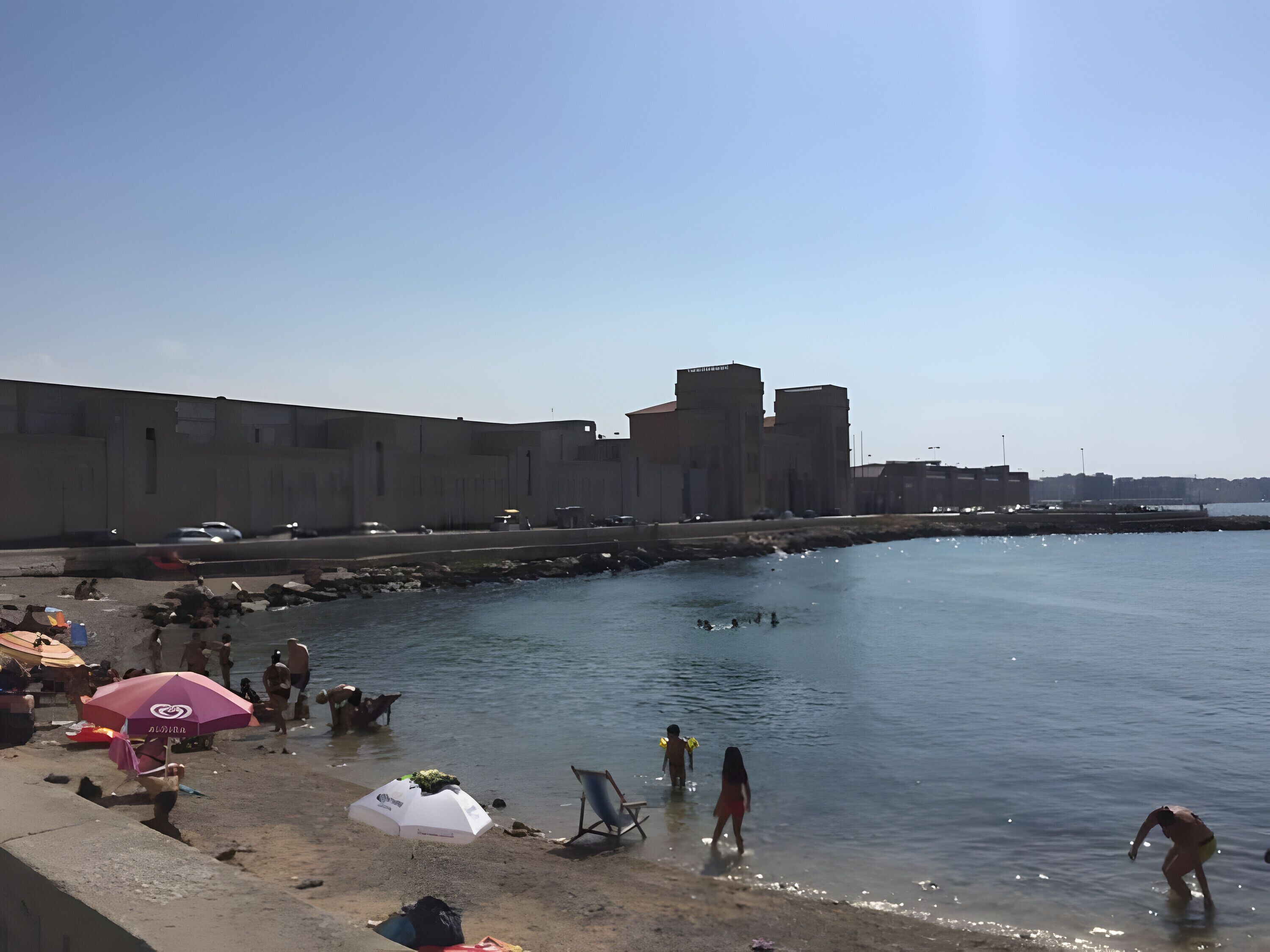 Una spiaggia nelle vicinanze