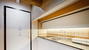 Eine Küche mit Spüle, Schränken und einer gefliesten Rückwand.
