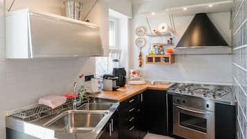 Apartamento luxo, vista para a cidade | Cozinha privada | Geladeira grande, fogão, cooktop, máquina de café expresso