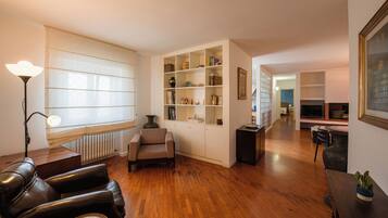 Apartamento luxo, vista para a cidade | Área de estar