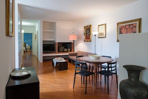 Departamento Deluxe, vista a la ciudad | Área de sala de estar | Chimenea 