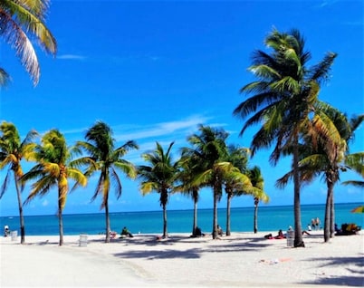 Steps to the Sand, Cozy 1 Bedroom Getaway with Pool -