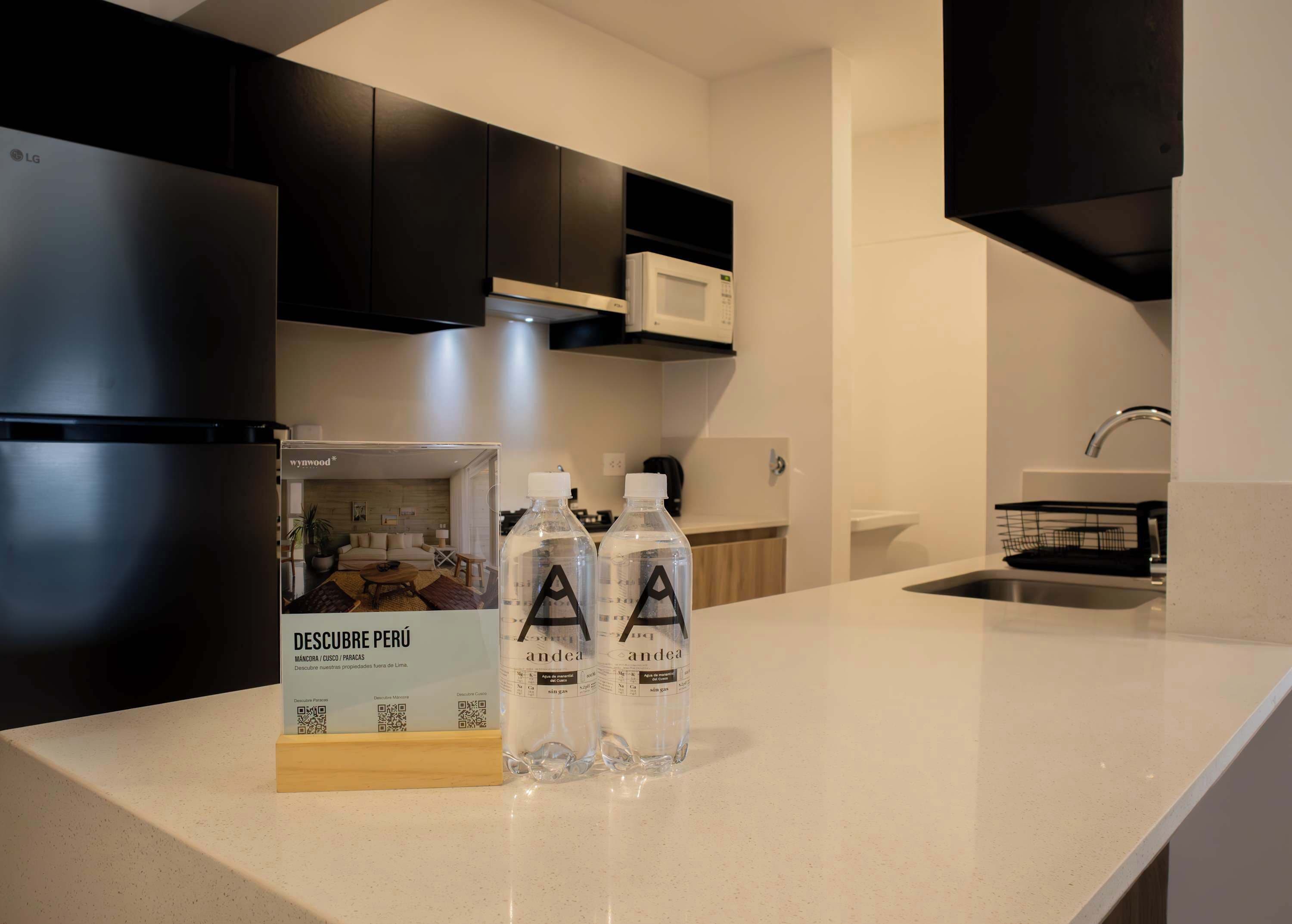 Réfrigérateur, four à micro-ondes, un four, surface de cuisson