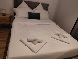 3 habitaciones, tabla de planchar con plancha, internet y ropa de cama