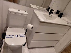 Bathroom - Ideal lodging in Madrid - Calle Cicerón (Madrid)