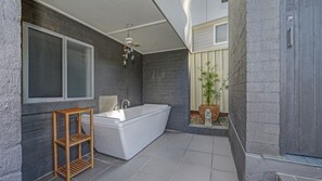 Shower, towels - Norfolk Beach House - Modern (COPACABANA)