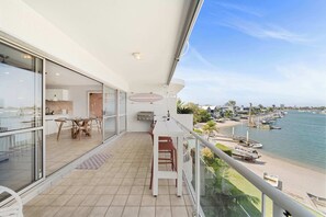 Outdoor dining - Serenity Waters - Riverfront, Walk to Mooloolaba (Mooloolaba Region)