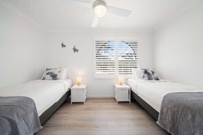 4 bedrooms, desk, iron/ironing board, travel cot - Santai Sands Beachside Escape w/ Pool & Games Room (Bribie Island Region)