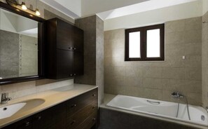 Haartrockner, Handtücher, Seife, Toilettenpapier