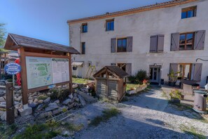 A building with a reception area, a map, and a small wooden structure. - Chalet 'Montana 5_4 Pers' with Mountain View, Shared Pool and Wi-Fi (Roquefeuil)