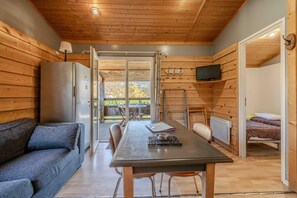 TV - Chalet 'Montana 5_4 Pers' with Mountain View, Shared Pool and Wi-Fi (Roquefeuil)