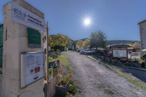 Property grounds - Chalet 'Montana 5_4 Pers' with Mountain View, Shared Pool and Wi-Fi (Roquefeuil)