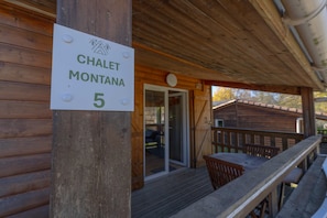 A wooden cabin with a sign indicating 'Chalet Montana 5'. - Chalet 'Montana 5_4 Pers' with Mountain View, Shared Pool and Wi-Fi (Roquefeuil)