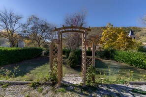 Property grounds - Chalet 'Montana 4_4pers' with Mountain View, Shared Pool and Wi-Fi (Roquefeuil)