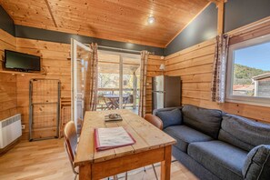 TV - Chalet 'Montana 4_4pers' with Mountain View, Shared Pool and Wi-Fi (Roquefeuil)