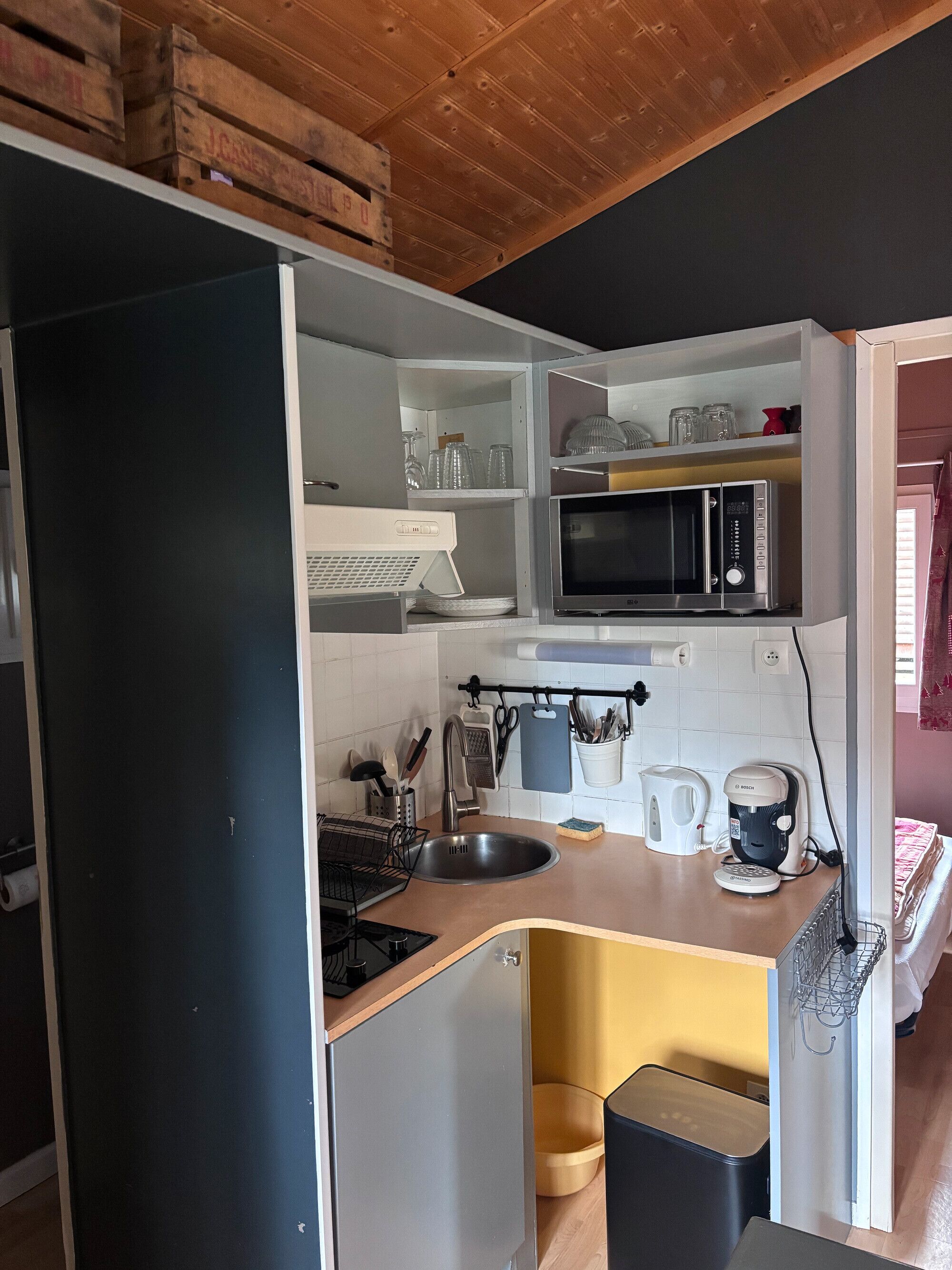 Geladeira, micro-ondas, cooktop, cafeteira/chaleira