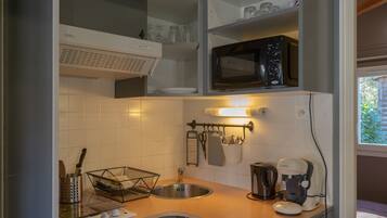 Réfrigérateur, micro-ondes, plaque de cuisson, bouilloire électrique