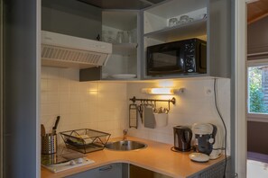 Kjøleskap, mikrobølgeovn, kokeplater og vannkoker