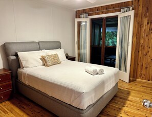 5 bedrooms, iron/ironing board, Internet, bed sheets - Creekside Rainforest Retreat, perfect for groups seeking a nature getaway. (Lamington)