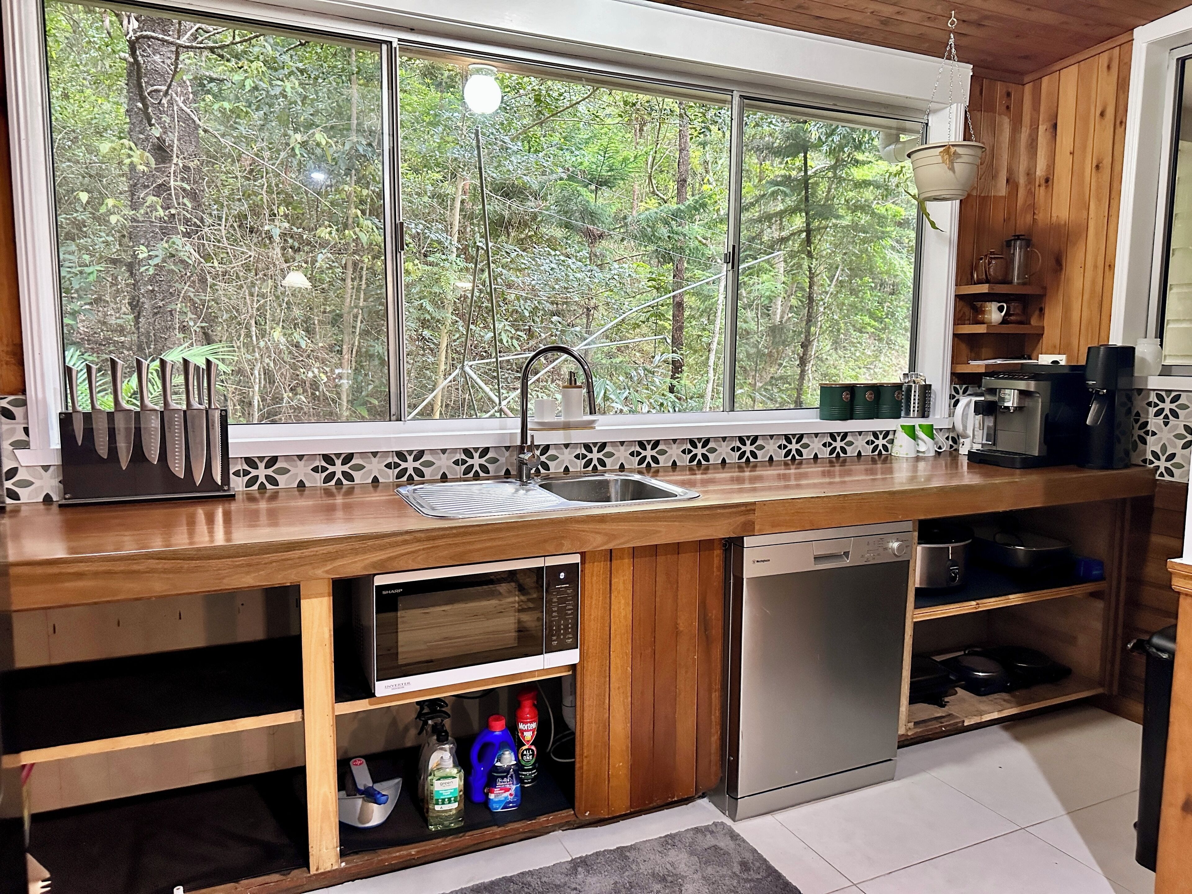 Mikrovågsugn, ugn, spishäll och diskmaskin