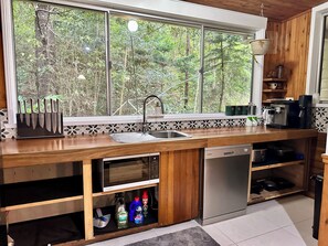 Microwave, oven, stovetop, dishwasher - Creekside Rainforest Retreat, perfect for groups seeking a nature getaway. (Lamington)