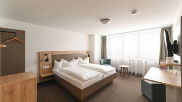 Habitación Confort, 1 cama matrimonial, para no fumadores | Espacio para trabajar con laptop, wifi gratis y ropa de cama