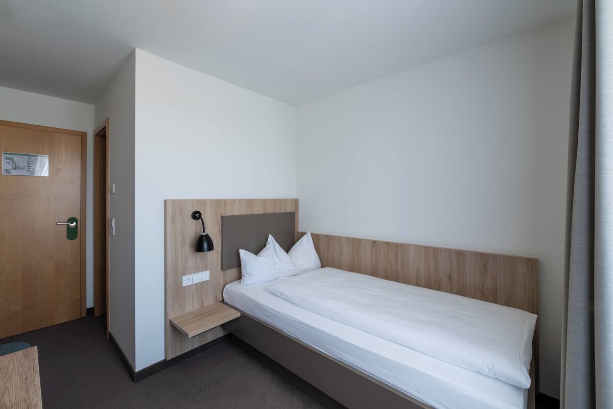 Basic Single Room | Laptop workspace, free WiFi