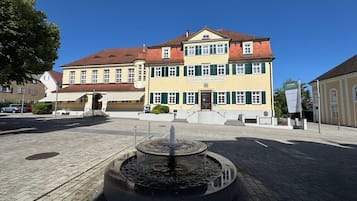 Vista frontal de la propiedad