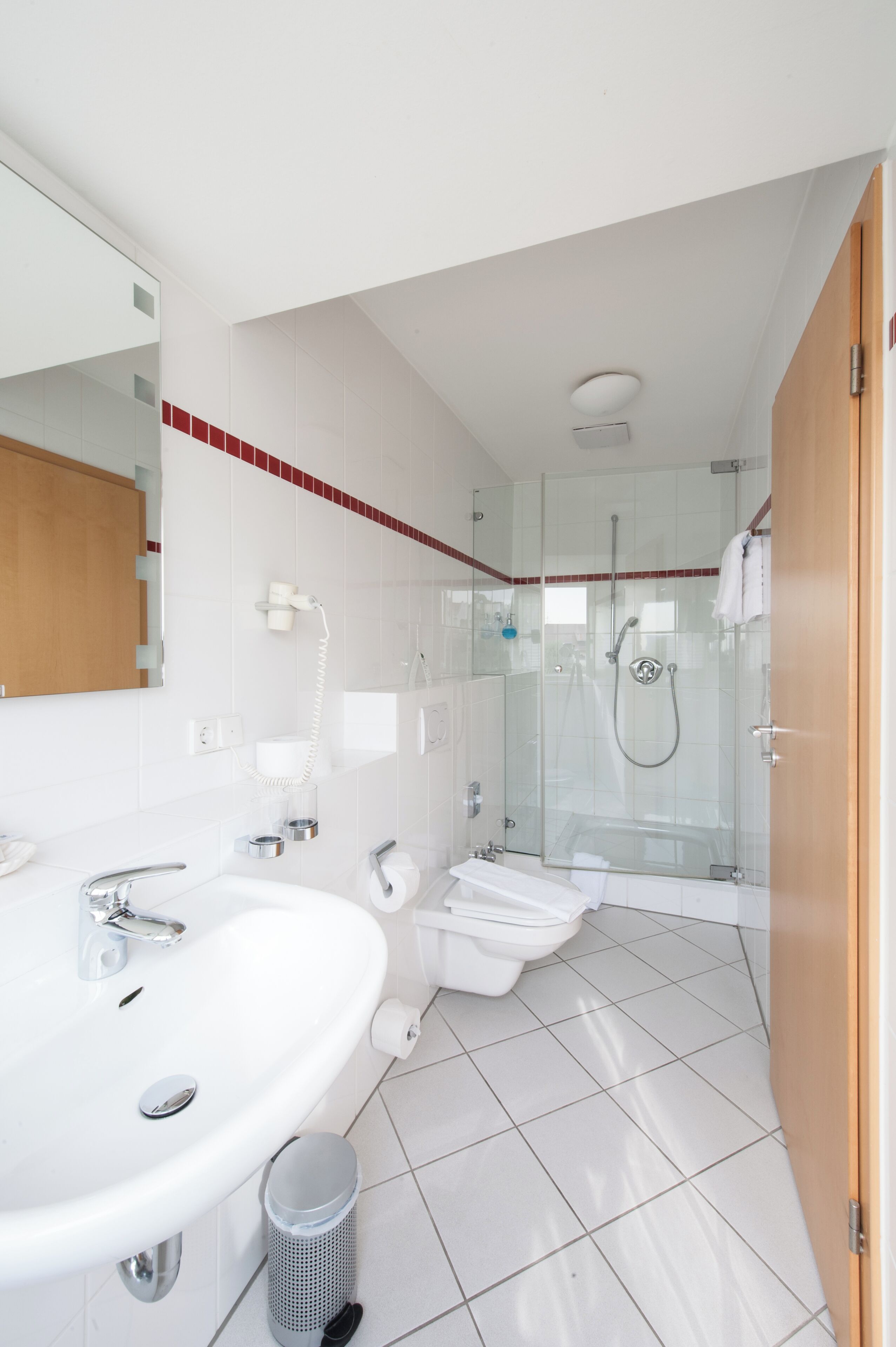 Business Room, 1 Queen Bed, Non Smoking | Bathroom | Shower, free toiletries, hair dryer, towels