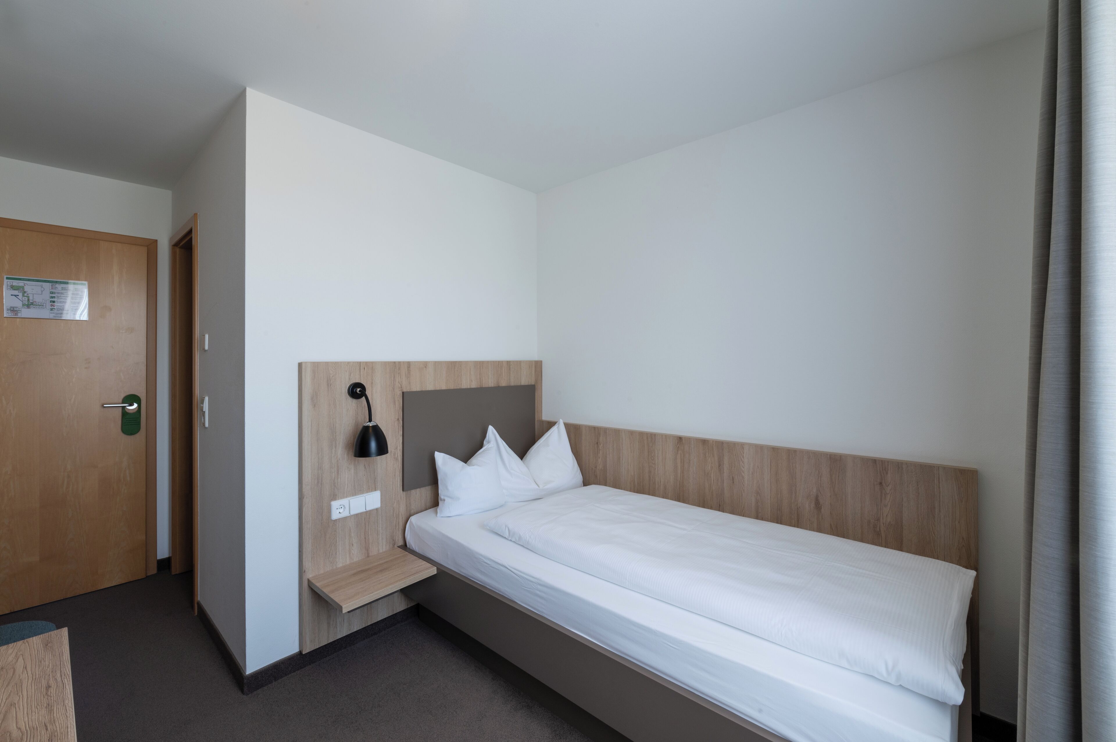 Espacio para trabajar con laptop, wifi gratis y ropa de cama 