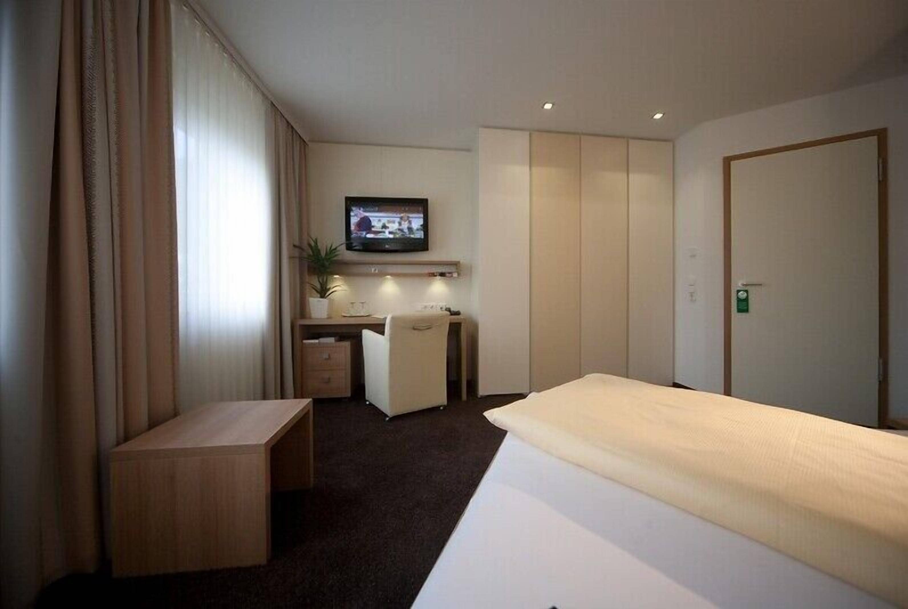 Espacio para trabajar con laptop, wifi gratis y ropa de cama 