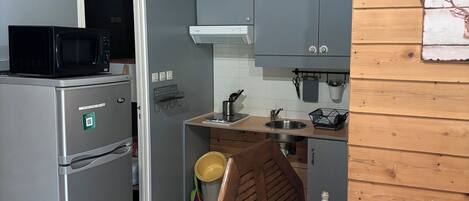 Refrigerador, microondas, placa de cocina, cafetera/tetera