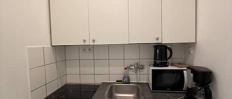 Basic Apartment | Private kitchen | Mini-fridge, microwave, oven, stovetop