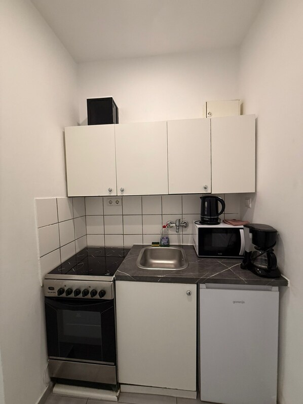 Basic-Apartment | Eigene Küche | Mini-Kühlschrank, Mikrowelle, Ofen, Herdplatte