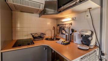 Réfrigérateur, micro-ondes, plaque de cuisson, cafetière/bouilloire