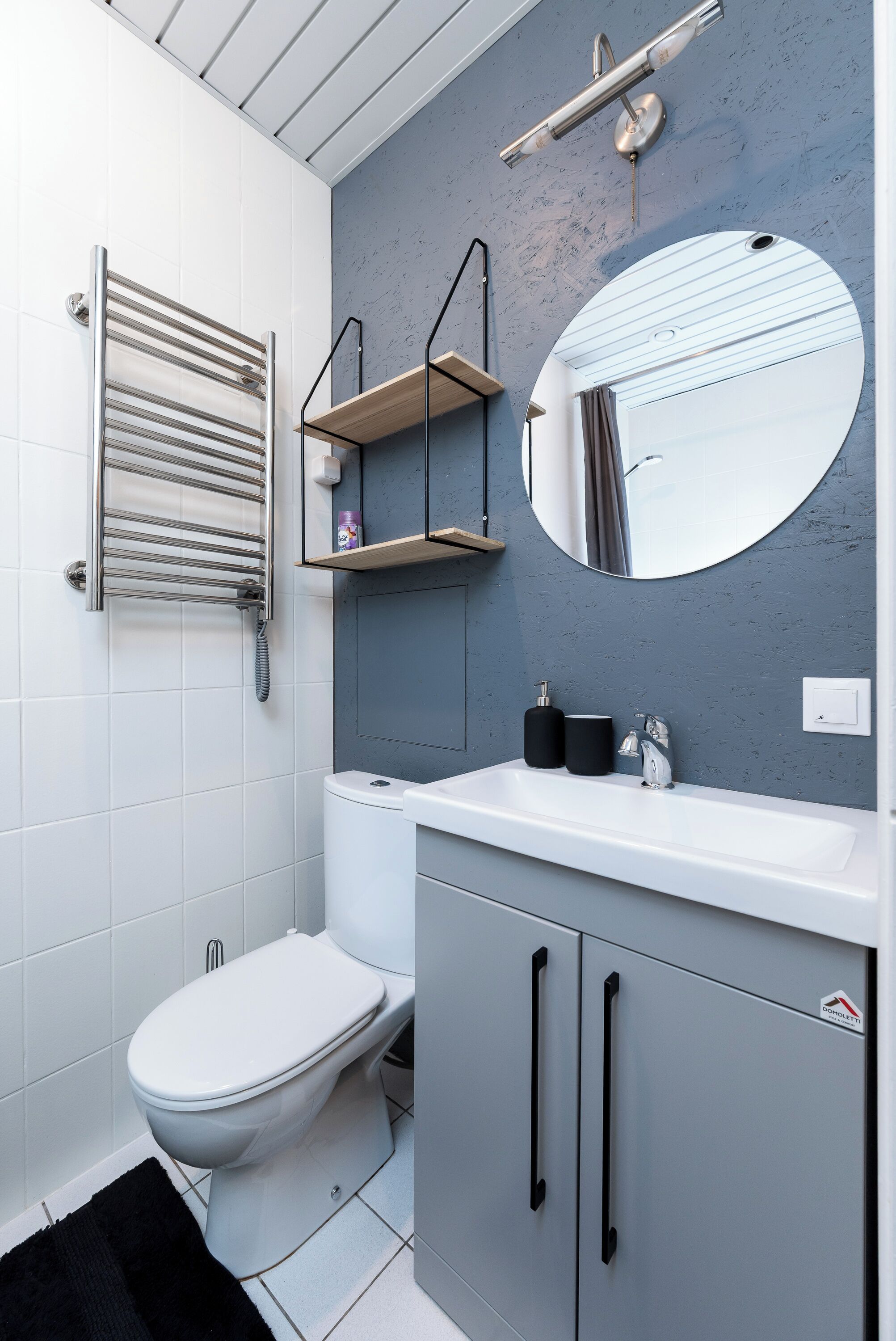 Een haardroger, handdoeken, zeep, toiletpapier