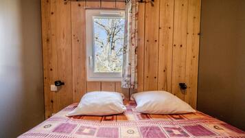 2 bedrooms, WiFi, bed sheets, wheelchair access