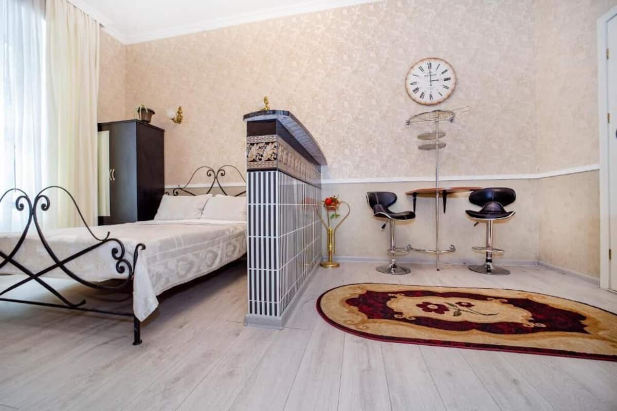 Estudio superior, patio | Minibar, wifi gratis, ropa de cama