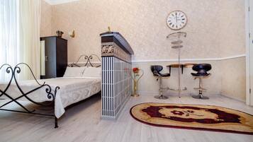 Minibar, free WiFi, bed sheets