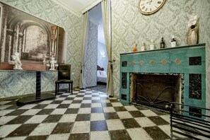 Luxury-Suite, Terrasse | Minibar, kostenloses WLAN, Bettwäsche