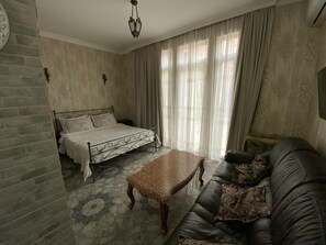 Suite, patio | Minibar, wifi gratis, ropa de cama