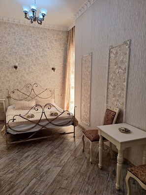 Classic Double Room, Patio | Bar mini, Wi-fi percuma, cadar katil 