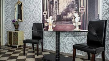 Luxury-Suite, Terrasse | Minibar, kostenloses WLAN, Bettwäsche