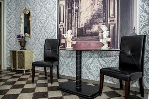 Luxury-Suite, Terrasse | Minibar, kostenloses WLAN, Bettwäsche