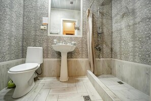 Estudi júnior, pati | Bany