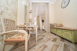 Junior Studio, Patio | Bar mini, Wi-fi percuma, cadar katil 