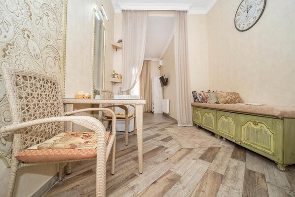 Estúdio júnior, varanda | Frigobar, Wi-Fi de cortesia, roupa de cama