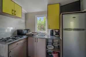 Fridge, microwave, oven, stovetop - Mobile Home 'Climatisé 4 Pers' with Shared Terrace, Private Garden and Wi-Fi (Roquefeuil)