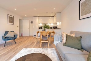 Televisión y oficina 