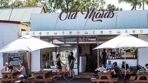 An outdoor seating area with wooden tables and umbrellas at 'Old Maid's' restaurant. - "Bills Place" @ Brunswick - House - Sleeps 8 - Walk to Beach, Creek & Main Town (Brunswick Heads)